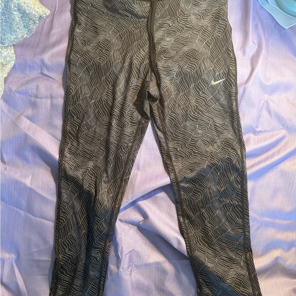 Nike Monochrome Wave Leggings size medium never worn! - Picture 1 of 9